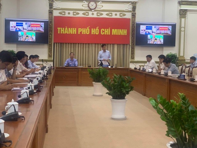 Thứ trưởng Bộ GTVT NGuyễn Ngọc Đông (đứng) phát biểu tại cuộc họp ngày 17/6