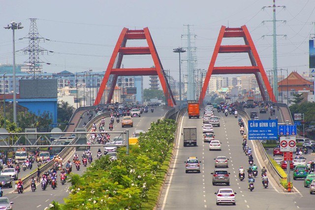 Giá đất dọc đại lộ Phạm Văn Đồng tăng chóng mặt những năm qua. Ảnh: Lê Toàn Giá đất dọc đại lộ Phạm Văn Đồng tăng chóng mặt những năm qua. Ảnh: Lê Toàn