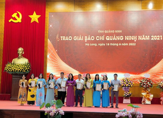 Bà Nguyễn Thị Hạnh, Phó Chủ tịch UBND tỉnh Quảng Ninh trao chứng nhận cho các tác phẩm đạt giải Nhất