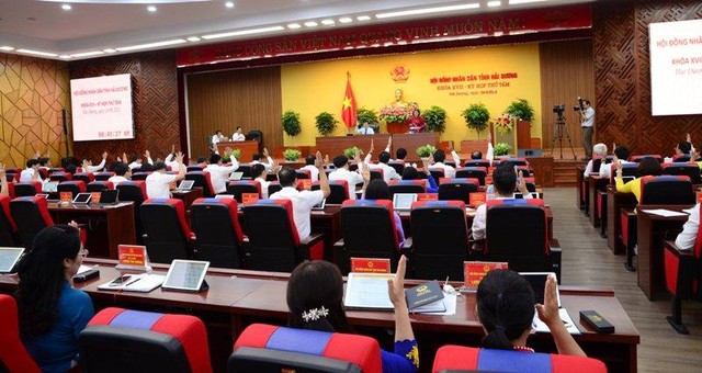 Các đại biểu biểu quyết thông qua Nghị quyết kỳ họp