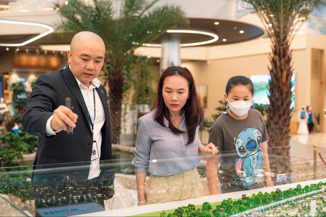 Chị Võ Thanh Nga trong một chuyến tham quan các dự án của Novaland