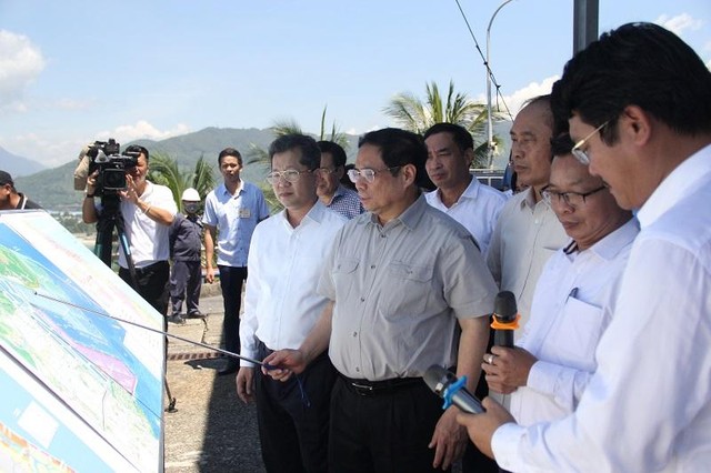 Thủ tướng Phạm Minh Chính nghe báo cáo và có ý kiến chỉ đạo một số vấn đề liên quan tại Dự án Cảng Liên Chiểu, Đà Nẵng. Ảnh: Linh Đan