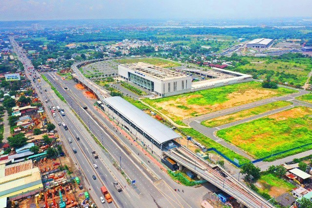 Bến xe Miền Đông mới được khởi công xây dựng vào tháng 4/2017, với diện tích hơn 16 ha (rộng gấp 3 lần Bến xe miền Đông cũ) thuộc phường Bình Thắng, thị xã Dĩ An (Bình Dương) và T.P Thủ Đức. Tổng vốn đầu tư 4.000 tỷ đồng. Bến xe Miền Đông mới được khởi công xây dựng vào tháng 4/2017, với diện tích hơn 16 ha (rộng gấp 3 lần Bến xe miền Đông cũ) thuộc phường Bình Thắng, thị xã Dĩ An (Bình Dương) và T.P Thủ Đức. Tổng vốn đầu tư 4.000 tỷ đồng.