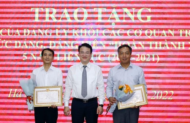 Thứ trưởng Trần Quốc Phương trao Bằng khen của Đảng ủy khối các cơ quan Trung ương đối với Đảng bộ Báo Đầu tư cho đồng chí Lê Trọng Minh, Uỷ viên Ban Thường vụ Đảng uỷ Bộ, Bí thư Đảng uỷ - Tổng biên tập Báo Đầu tư; và Bằng khen cho ông Bùi Đức Hải, Phó Bí thư Đảng uỷ - Phó tổng biên tập thường trực Báo Đầu tư (bìa trái). (Ảnh: Đức Thanh)