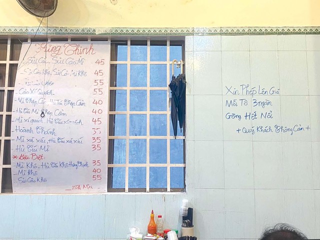 Dòng chữ “Xin phép lên giá, mỗi tô 3 ngàn. Gồng hết nổi, quý khách thông cảm!” của quán phở Hưng Thịnh (thị xã Tân Uyên, tỉnh Bình Dương) Dòng chữ “Xin phép lên giá, mỗi tô 3 ngàn. Gồng hết nổi, quý khách thông cảm!” của quán phở Hưng Thịnh (thị xã Tân Uyên, tỉnh Bình Dương)