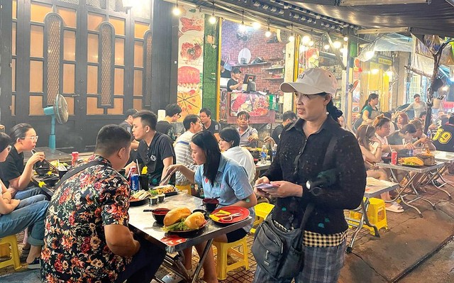 Chị Nguyễn Thị Tuyết Lợi trước đây bán khoảng 300 - 400 tờ vé số/ngày, thì nay giảm mất gần một nửa