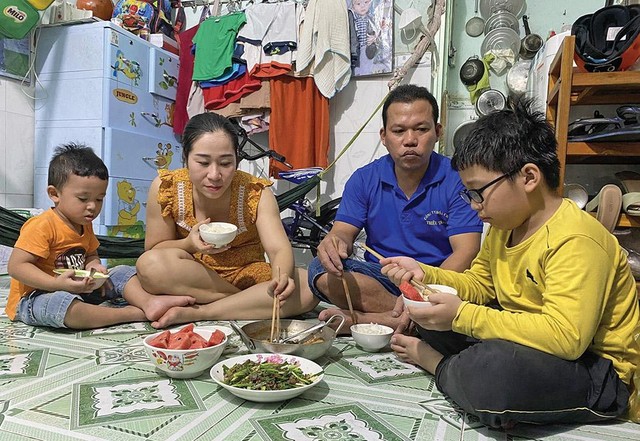 Bữa cơm đạm bạc của gia đình anh công nhân Nguyễn Văn Vàng (quận Bình Tân, TP.HCM)