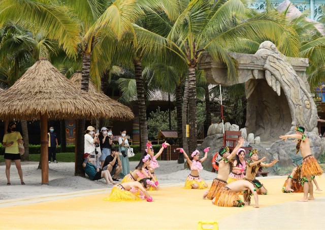 Các chương trình nghệ thuật góp phần thu hút khách du lịch tới khu nghỉ dưỡng. Ảnh: Dũng Minh