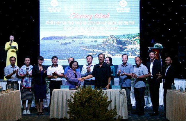 Đại diện Hiệp hội Du lịch Phú Yên và Hiệp hội Du lịch TP. Hồ Chí Minh ký kết hợp tác kết nối phát triển du lịch hai địa phương. Nguồn phuyen.gov.vn