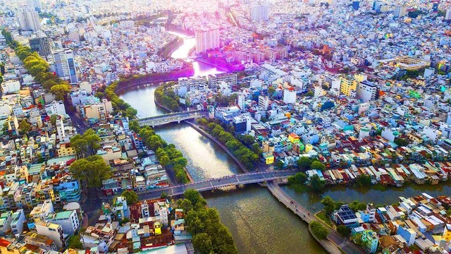 Kênh Nhiêu Lộc - Thị Nghè dài gần hơn 9 km, chảy qua quận 1, 3, Bình Thạnh, Phú Nhuận, Tân Bình rồi đổ ra sông Sài Gòn. Hơn 30 năm trước, con kênh ô nhiễm nặng, bên bờ nhà cửa lụp xụp, cỏ rác um tùm.