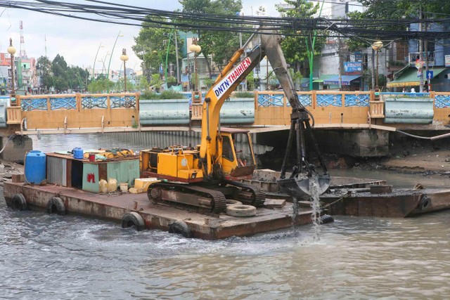 Năm 1993, dự án khởi động, chia thành hai giai đoạn. Giai đoạn một có số vốn là 8.600 tỷ đồng, trong đó vốn ODA của Ngân hàng Thế giới là 5.252 tỷ đồng, vốn từ ngân sách thành phố là 3.348 tỷ đồng, di dời 7.000 hộ dân.