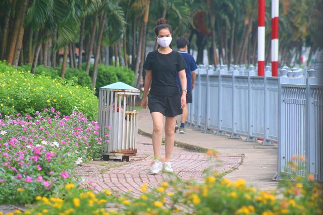 Hai bên bờ kênh được nhiều loại hoa và những hàng cây xanh thẳng tắp.