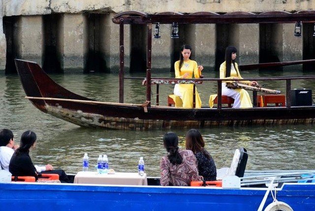 Những ngày cuối tuần hoặc các ngày lễ lớn.Trên dòng kênh được các doanh nghiệp và các đơn vị du lịch tổ chức lễ hội giao lưu văn hóa