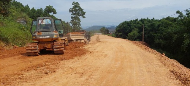 Dự án cải tạo, nâng cấp tỉnh lộ 341 (QL18C) từ KKT Cửa khẩu Móng Cái đến KKT Cửa khẩu Bắc Phong Sinh (huyện Hải Hà) giai đoạn 2, do Ban Quản lý KKT Quảng Ninh làm chủ đầu tư đang được đẩy nhanh tiến độ thi công. Ảnh: Thái Cảnh.