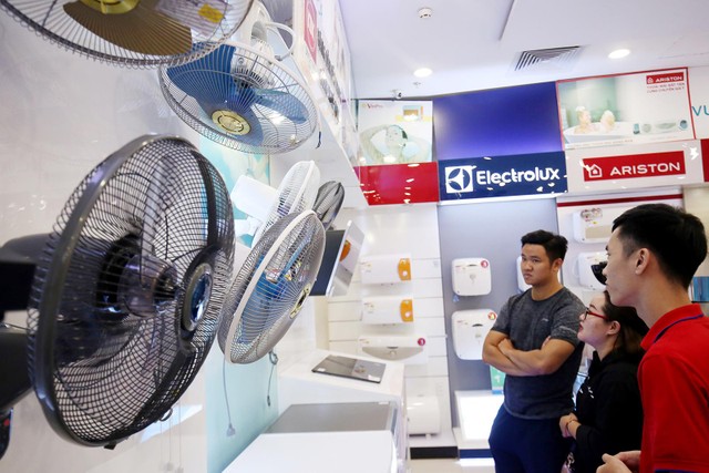 Người trẻ có xu hướng mua sắm đồ đã qua sử dụng để tiết kiệm chi phí. Ảnh: Dũng Minh