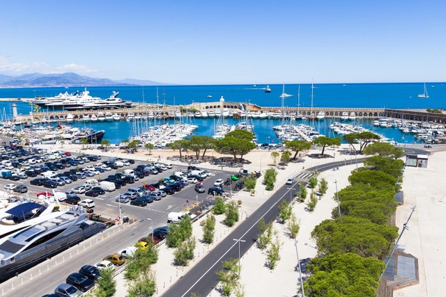 Bến cảng du thuyền Antibes (Pháp) cũng là điểm nổi tiếng hút du thuyền siêu sang của thế giới