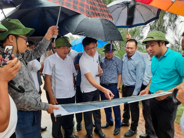 Đoàn công tác của Bộ GTVT khảo sát hiện trường địa điểm quy hoạch khu cảng chuyên dùng Triệu Lăng, huyện Triệu Phong