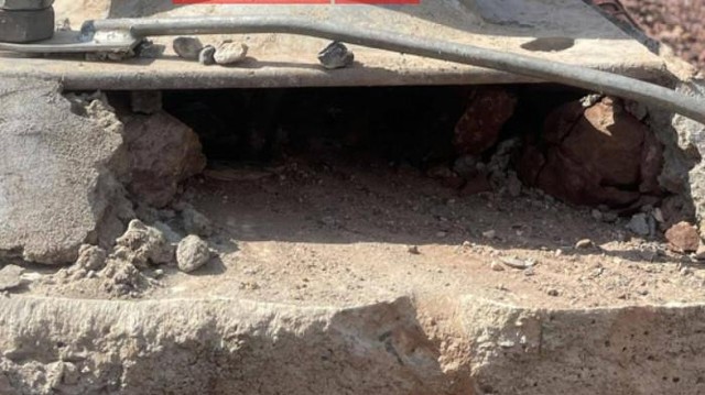 Kẻ trộm đào cả chân cột điện đã được gia cố, đổ bê tông để cắt dây điện. Kẻ trộm đào cả chân cột điện đã được gia cố, đổ bê tông để cắt dây điện.