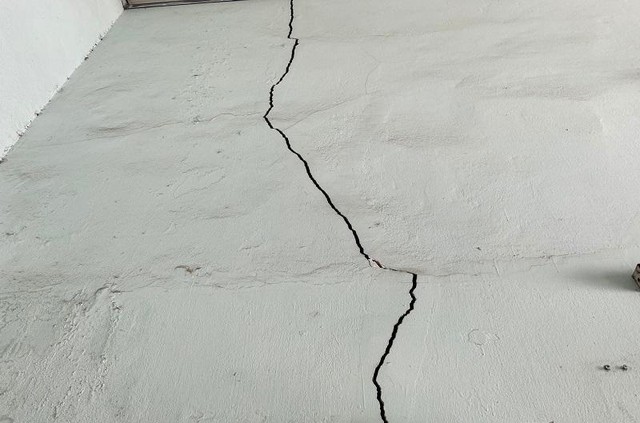 Bứt tường bị nứt toác khiến ông Bùi Thanh Lang sống bất an trong chính ngôi nhà của mình. Bứt tường bị nứt toác khiến ông Bùi Thanh Lang sống bất an trong chính ngôi nhà của mình.