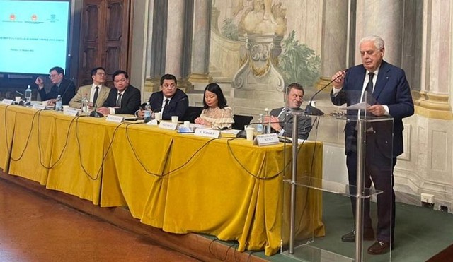 Ông Maurizio Bigazzi, Chủ tịch Liên đoàn giới chủ Toscana và Firenze phát biểu tại hội thảo