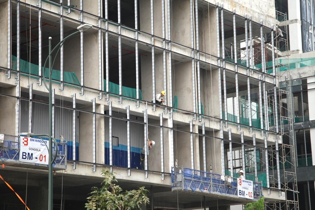 Một công trình lớn thưa thớt bóng công nhân. Ảnh: Lê Toàn