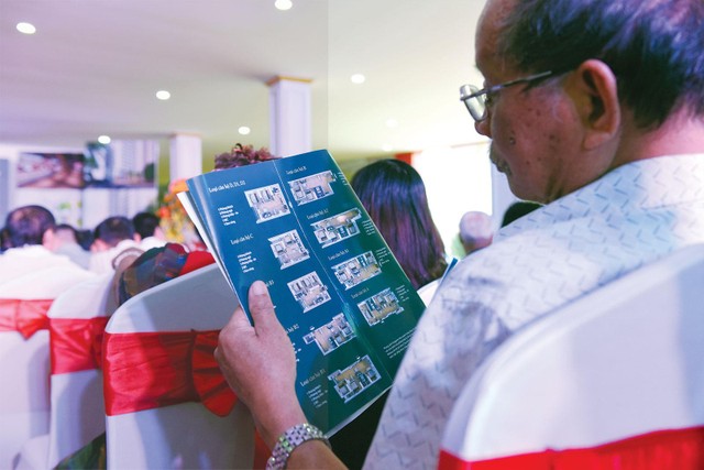 Một bộ phận nhà đầu tư có tâm lý chờ đợi bất động sản giảm giá thêm mới mua vào. Ảnh: Dũng Minh