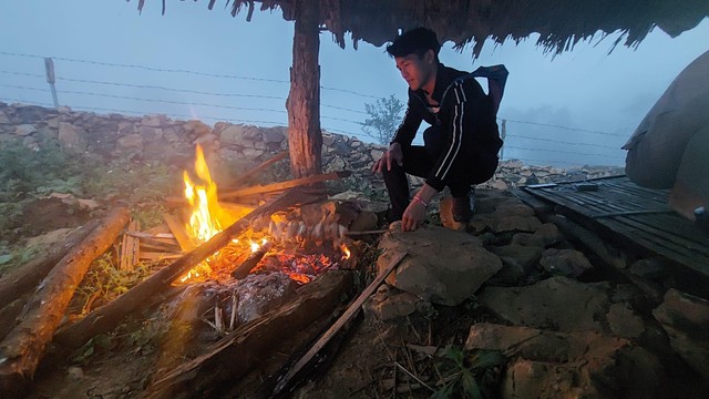 Giàng A La nướng thịt phục vụ du khách.