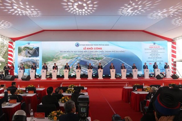 Chủ tịch nước Nguyễn Xuân Phúc, Thường trực Ban Bí thư Võ Văn Thưởng cùng lãnh đạo Đà Nẵng và các cơ quan, đơn vị liên quan bấm chuông động thổ Dự án Đầu tư xây dựng bến cảng Liên Chiểu - Phần cơ sở hạ tầng dùng chung. Ảnh: P.V