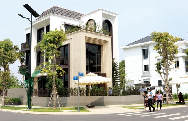 Khách hàng tham quan dự án của Novaland ở Đồng Nai. Ảnh: Lê Toàn