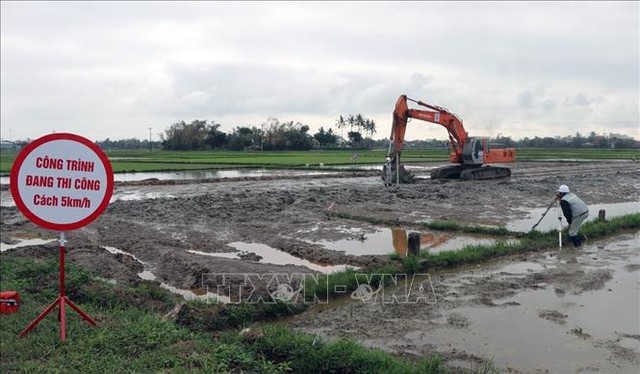 Thi công dự án thành phần cao tốc Bắc - Nam đoạn Chí Thạnh - Vân Phong qua tỉnh Phú Yên. Ảnh: Xuân Triệu/TTXVN