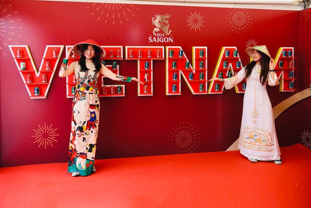 Khách tham quan chụp ảnh cùng Bộ sưu tập 63 là 1 của Bia Saigon tại Tuần lễ văn hóa, du lịch Việt Nam ở Hàn Quốc