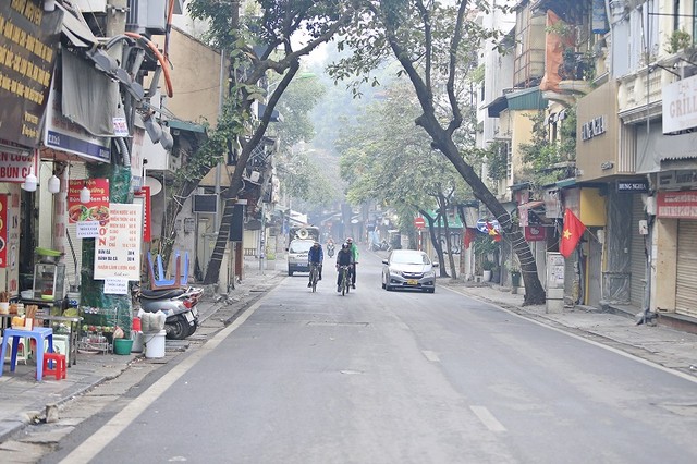 Phố Lương Văn Can lúc 8h15.