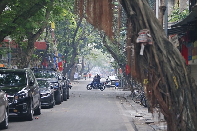 Các con phố cổ nhường lại không gian cho những chiếc xe ô tô nghỉ ngơi theo thời gian sinh hoạt của chủ nhân.