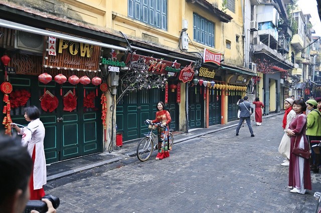 Phố Tạ Hiện lúc 9h sáng vẫn còn khá vắng.