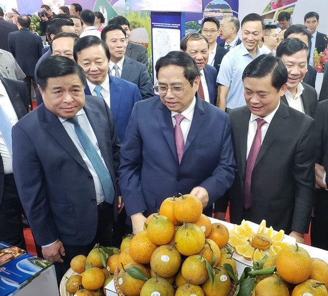 Thủ tướng Phạm Minh Chính, Phó Thủ tướng Trần Hồng Hà cùng lãnh đạo các bộ, ngành thăm các gian hàng trưng bày sản phẩm đặc sản của các tỉnh Bắc Trung Bộ và duyên hải Trung Bộ. Ảnh: Linh Đan