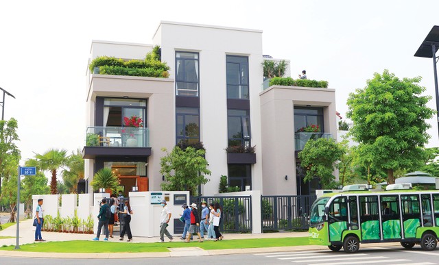 Khách hàng đi xem nhà tại dự án Aquacity Đồng Nai. Ảnh: Lê Toàn