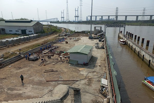 Công nhân bắt đầu thi công trở lại các hạng mục còn dở dang của cống Mương Chuối sau hơn 2 năm dừng thi công - Ảnh: Anh Quân