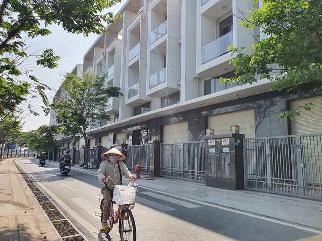 Cả dãy shophouse trên đường Đồng Văn Cống (hướng ra cảng Cát Lái) trong tình trạng cửa đóng then cài vì không có người thuê. Ảnh: Lê Toàn