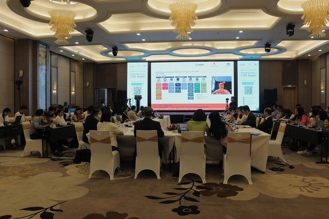 Ông Nguyễn Quý Hạnh - Chuyên viên tư vấn cao cấp và trưởng nhóm xã hội công ty ERM Việt Nam trình bày trực tuyến tại Hội thảo Ông Nguyễn Quý Hạnh - Chuyên viên tư vấn cao cấp và trưởng nhóm xã hội công ty ERM Việt Nam trình bày trực tuyến tại Hội thảo