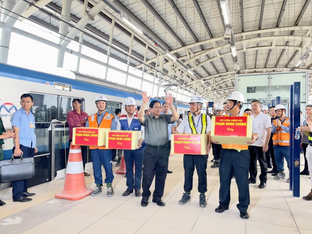 Thủ tướng tặng quà cho cán bộ, công nhân thi công dự án