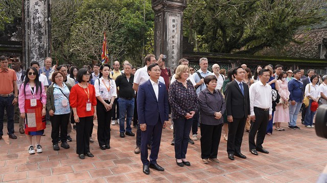 Tại Cố đô Hoa Lư, Đoàn đã tới thăm đền thờ Vua Đinh Tiên Hoàng và đền thờ vua Lê Đại Hành.