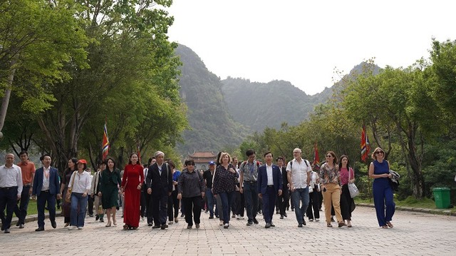 Đoàn đại biểu tham quan tuyến 3 của Khu du lịch sinh thái Tràng An, Ninh Bình.