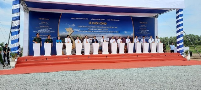 Dự án thành phần đoạn Cần Thơ - Hậu Giang thuộc Dự án đầu tư xây dựng công trình đường bộ cao tốc Bắc - Nam phía Đông giai đoạn 2021 - 2025 được khởi công vào ngày 1/1/2023. Dự án thành phần đoạn Cần Thơ - Hậu Giang thuộc Dự án đầu tư xây dựng công trình đường bộ cao tốc Bắc - Nam phía Đông giai đoạn 2021 - 2025 được khởi công vào ngày 1/1/2023.