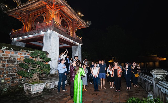 Các đại biểu khám phá Văn Miếu - Quốc Tử Giám