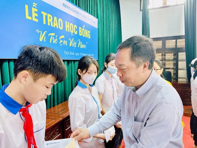 Tổng biên tập Báo Đầu tư Lê Trọng Minh trao hy vọng những học sinh nhận học bổng hôm nay sẽ trở thành những nhân tài cho đất nước tương lai.