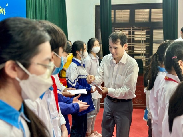 Phó tổng biên tập thường trực Báo Đầu tư Bùi Đức Hải trao học bổng cho các em học sinh tại Hưng Hà, tỉnh Thái Bình.
