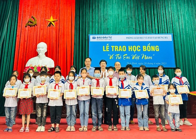 Đại diện Báo Đầu tư, Phòng Giáo dục huyện Hưng Hà và đại diện Tập đoàn BRG trao quà cho các học sinh.