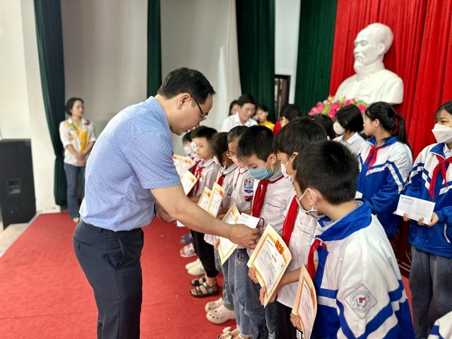 Ủy viên Ban biên tập Báo Đầu tư Đặng Tuấn Khánh trao học bổng cho các học sinh nghèo, vượt khó.