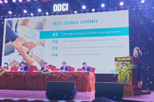 Bà Nguyễn Thị Liên, Giám đốc Kinh doanh Công ty cổ phần Công nghệ Viindoo trình bày giải pháp chuyển đổi số toàn diện cho doanh nghiệp tỉnh Quảng Ninh. Ảnh: Thanh Sơn