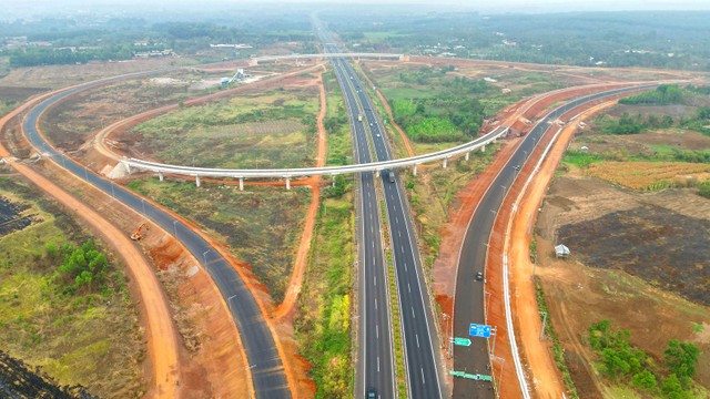 Cao tốc Phan Thiết - Dầu Giây chính thức thông xe vào dịp 30.4 vừa qua. Ảnh: Lê Toàn Cao tốc Phan Thiết - Dầu Giây chính thức thông xe vào dịp 30.4 vừa qua. Ảnh: Lê Toàn